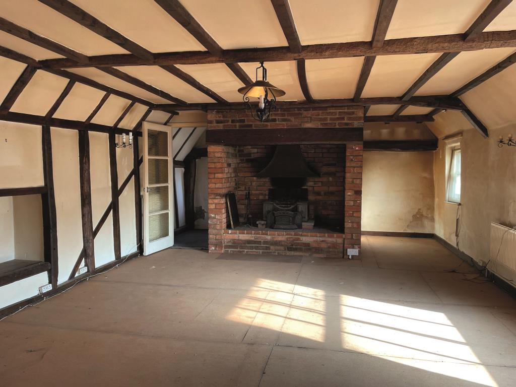 Lot: 20 - VACANT MIXED RESIDENTIAL AND COMMERCIAL PROPERTY WITH POTENTIAL - Living room needing refurbishment